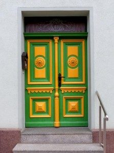 Lassaner Haustüren besonders speziell bunt farbenfroh im Lassaner Winkel